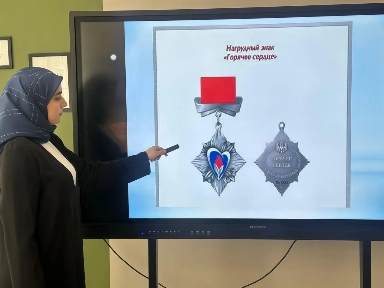 В МБОУ «Гимназия № 4» г. Грозного прошёл классный час «Урок мужества» в 9 «Б» классе на тему «Сила д