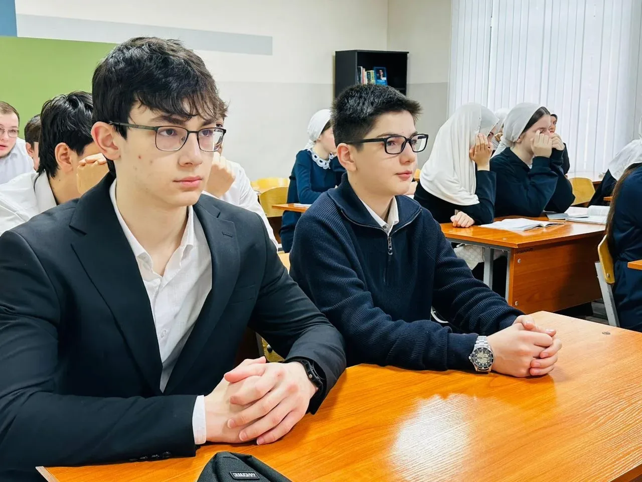В МБОУ «Гимназия № 4» г. Грозного прошёл классный час «Урок мужества» в 9 «Б» классе на тему «Сила д