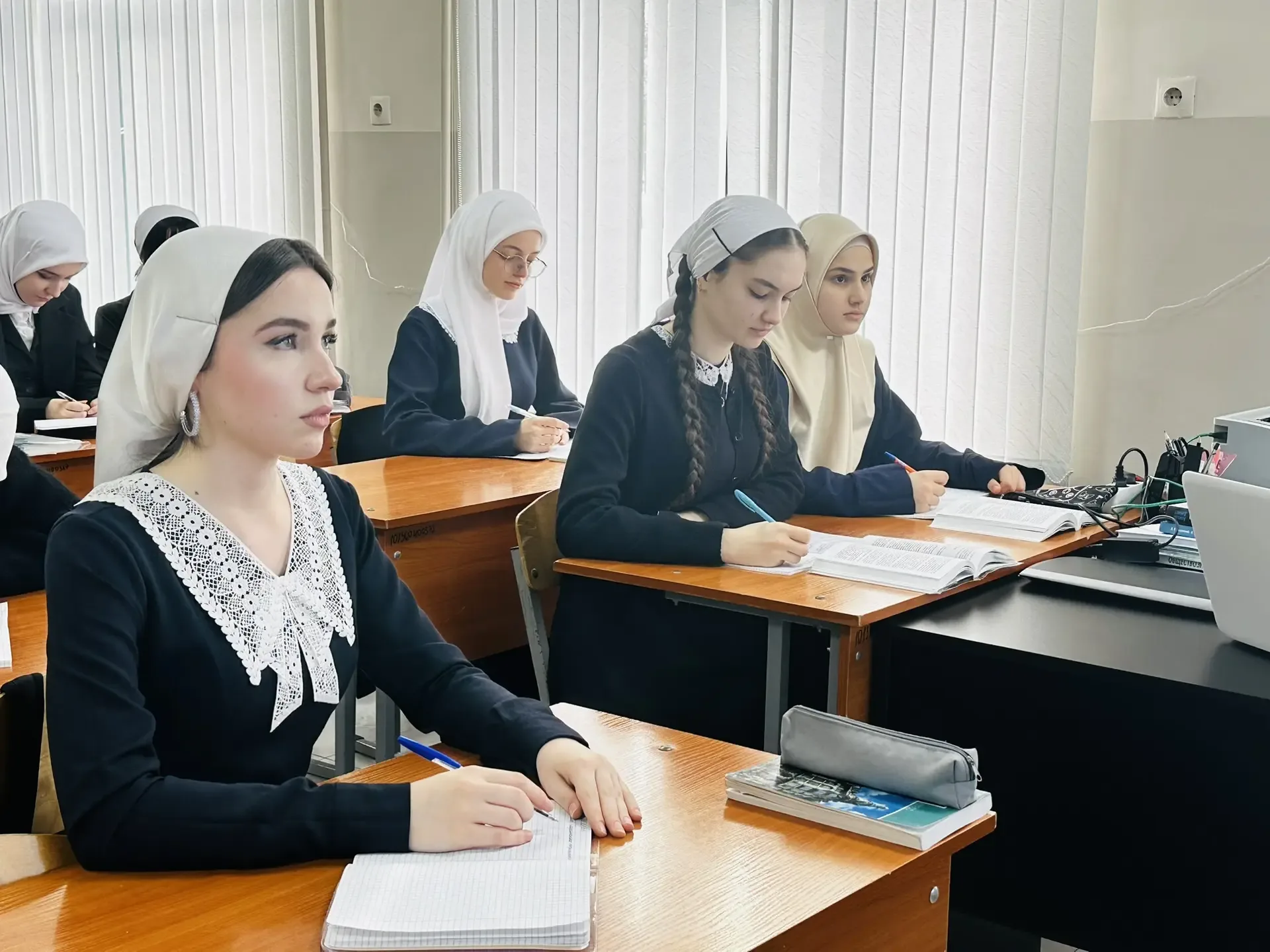 В МБОУ «Гимназия № 4» г. Грозного прошёл классный час «Урок мужества» в 9 «Б» классе на тему «Сила д
