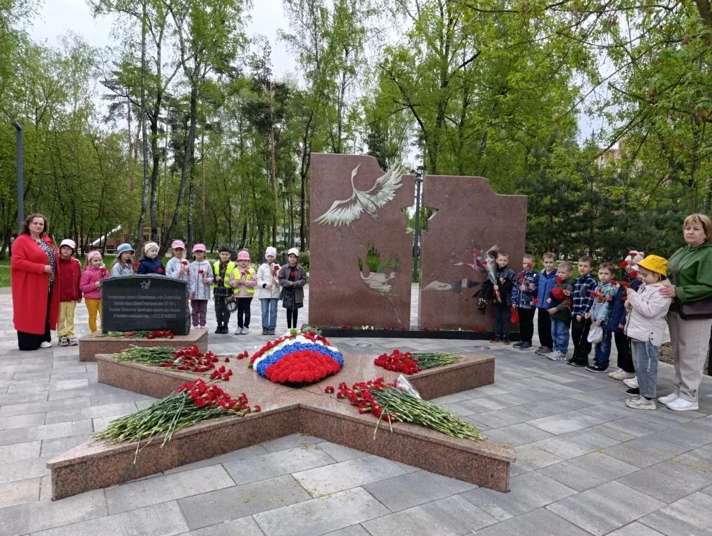 В преддверии Дня Победы воспитанники подготовительной группы "Ласточки" ДО 21/2 приняли участие в тр