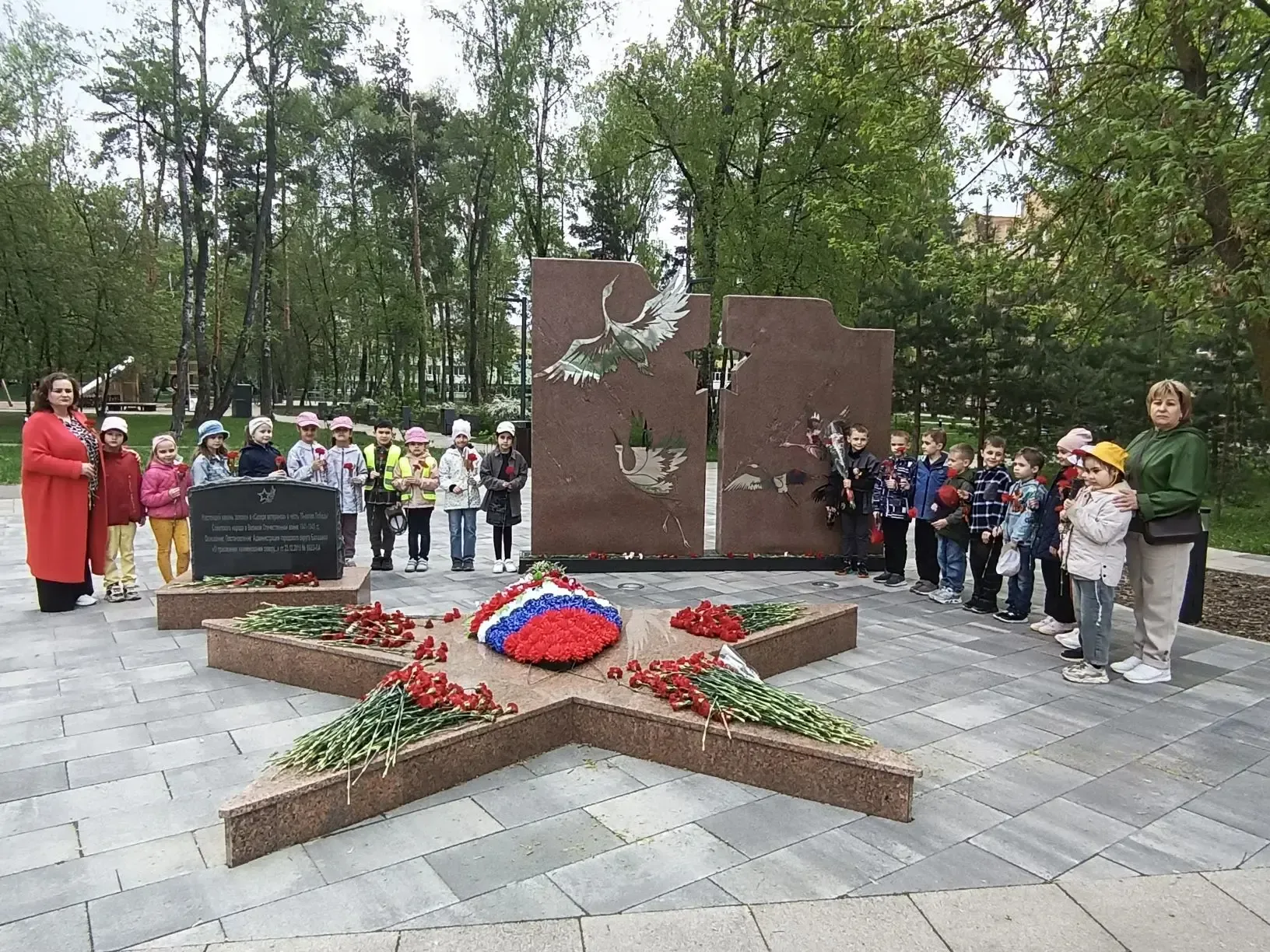В преддверии Дня Победы воспитанники подготовительной группы "Ласточки" ДО 21/2 приняли участие в тр