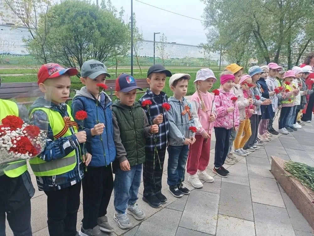 В преддверии Дня Победы воспитанники подготовительной группы "Ласточки" ДО 21/2 приняли участие в тр