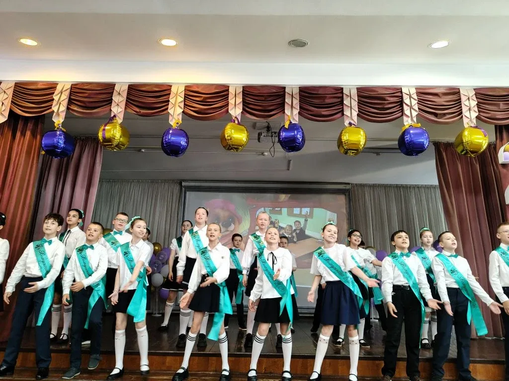 🔔4д и 4е попрощались с начальной школой!   Выпускной 4-х классов.   🥳Поздравляем наших учеников и их