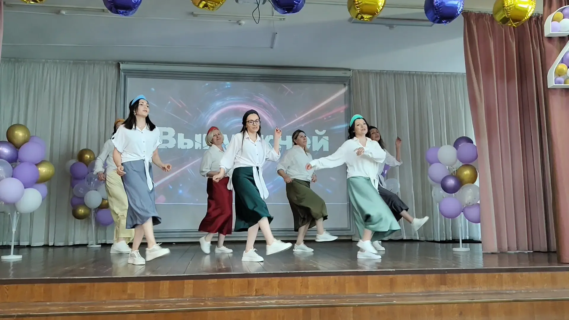 🔔4д и 4е попрощались с начальной школой!   Выпускной 4-х классов.   🥳Поздравляем наших учеников и их
