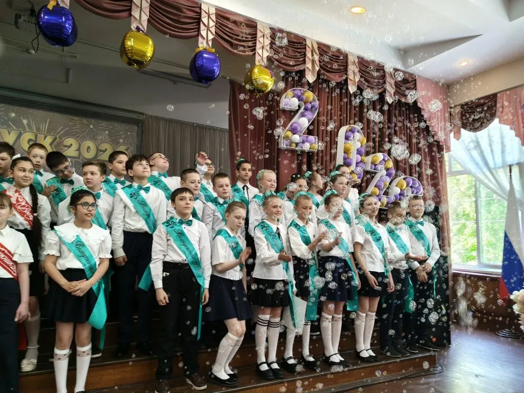 🔔4д и 4е попрощались с начальной школой!   Выпускной 4-х классов.   🥳Поздравляем наших учеников и их