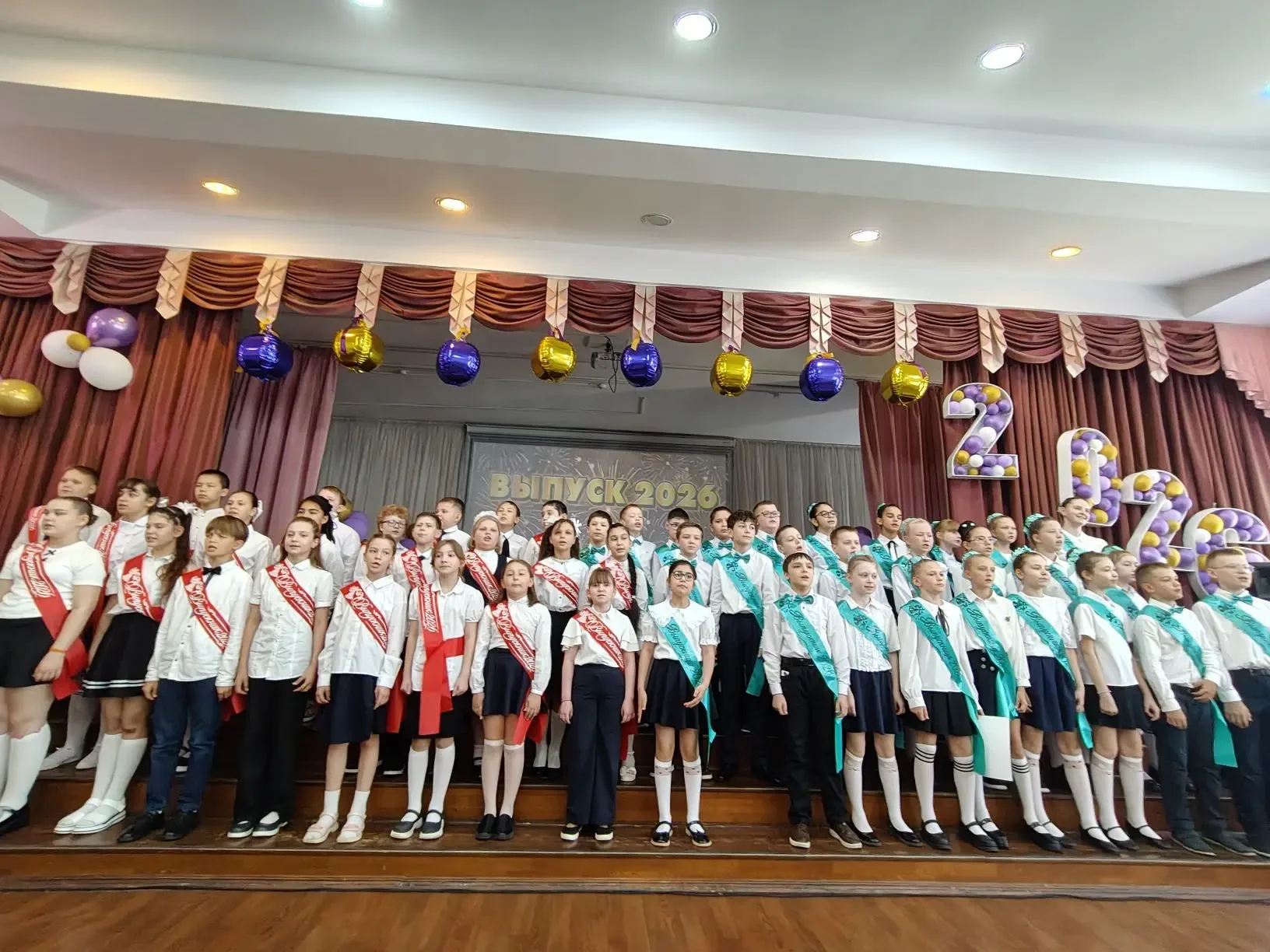 🔔4д и 4е попрощались с начальной школой!   Выпускной 4-х классов.   🥳Поздравляем наших учеников и их