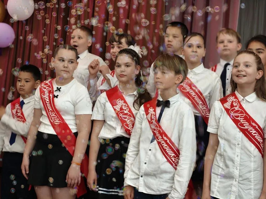 🔔4д и 4е попрощались с начальной школой!   Выпускной 4-х классов.   🥳Поздравляем наших учеников и их