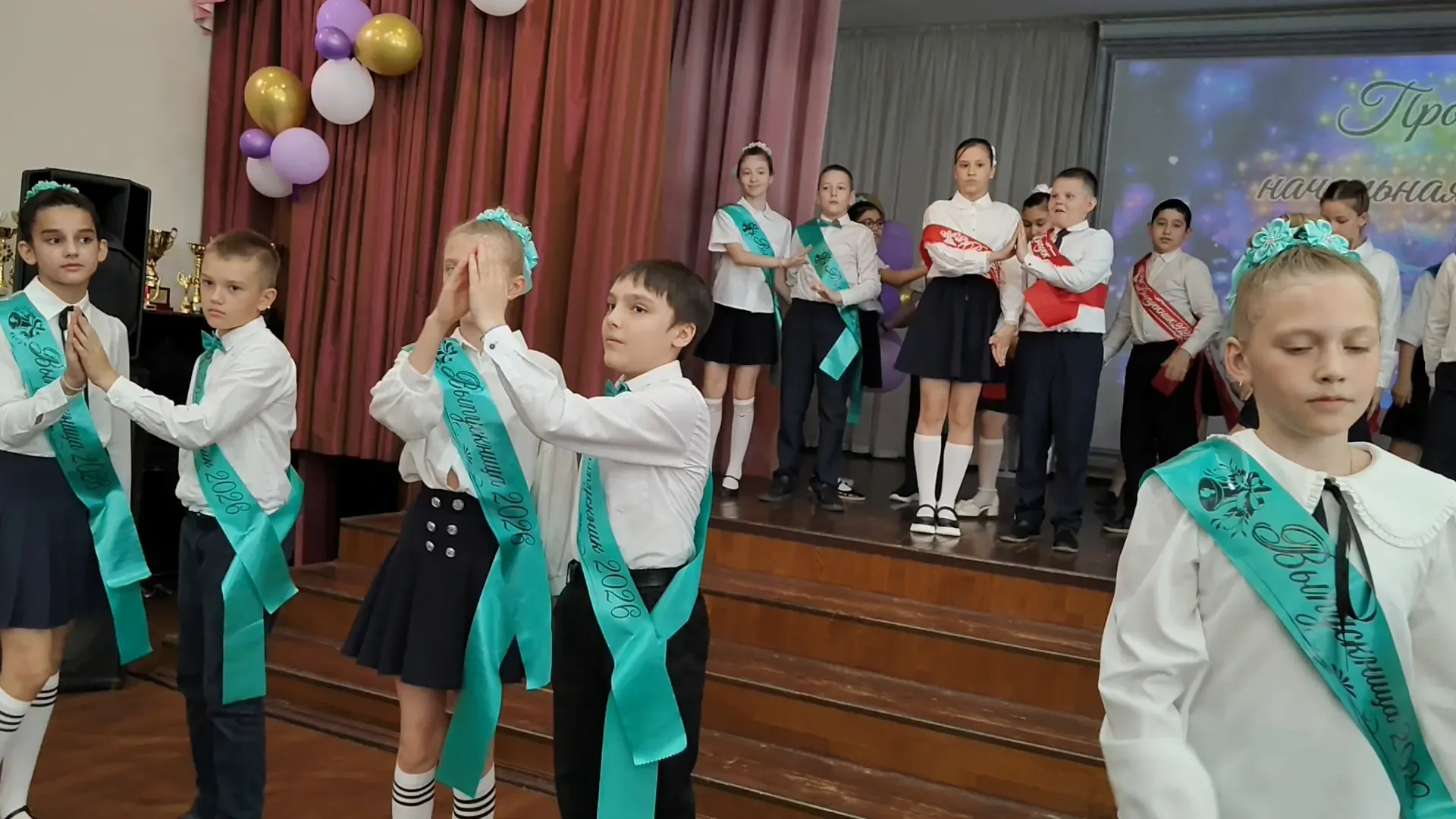 🔔4д и 4е попрощались с начальной школой!   Выпускной 4-х классов.   🥳Поздравляем наших учеников и их