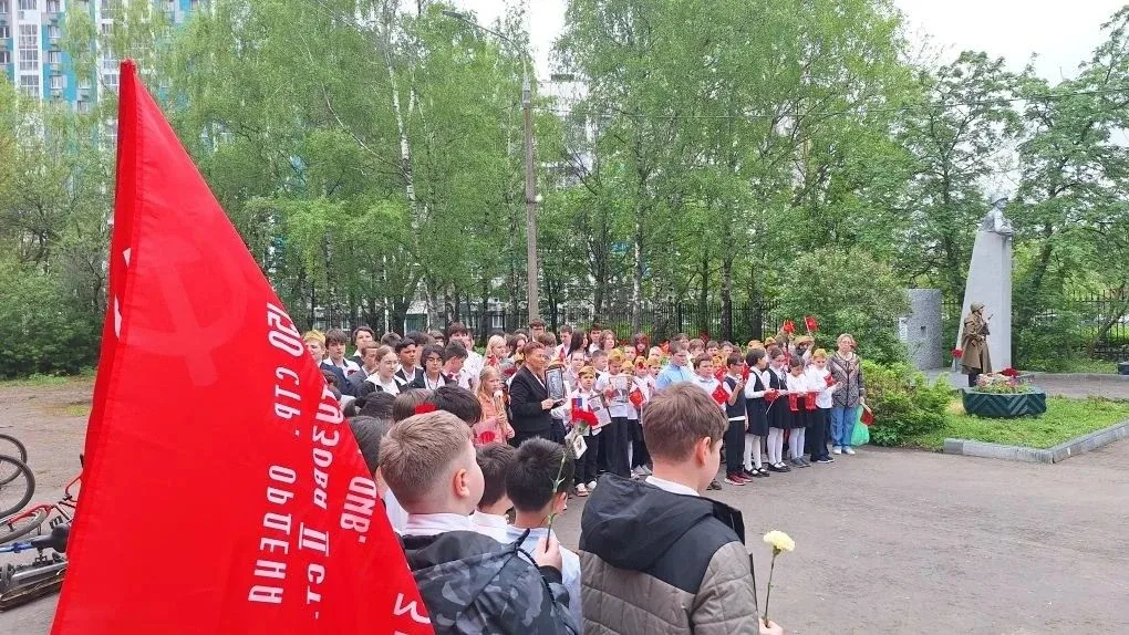 В преддверии всенародного праздника День Победы, по многолетней традиции, около памятника, погибшим 