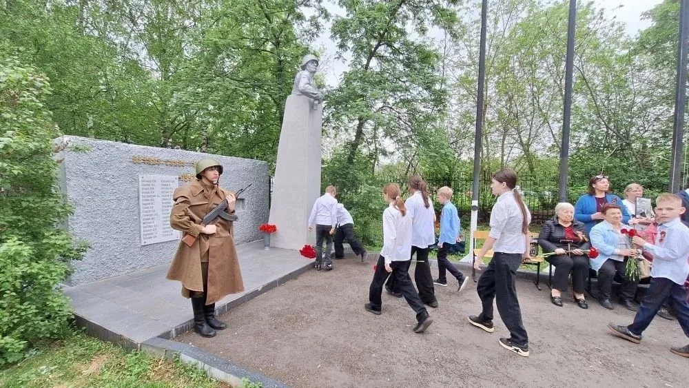 В преддверии всенародного праздника День Победы, по многолетней традиции, около памятника, погибшим 