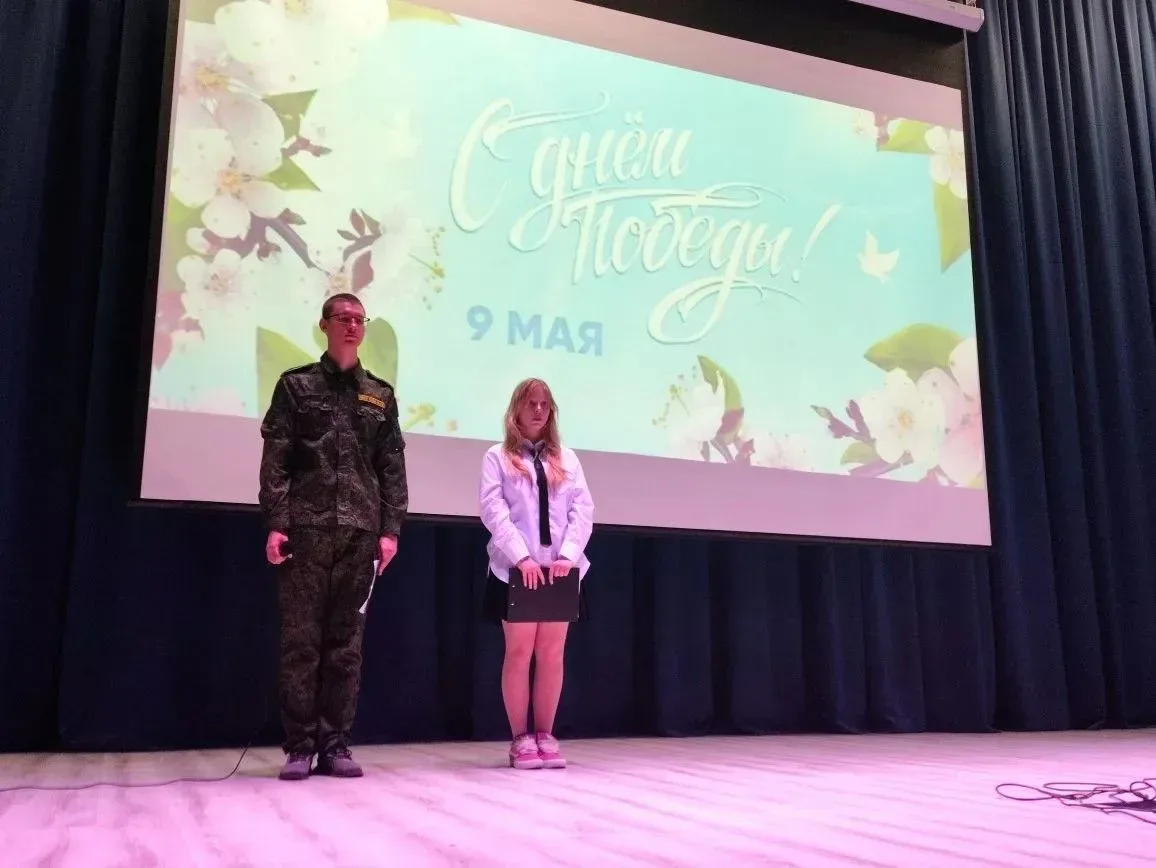 Сегодня в МОУ СОШ № 26 прошёл праздничный концерт              ко Дню Победы!Ученики читали стихи о 