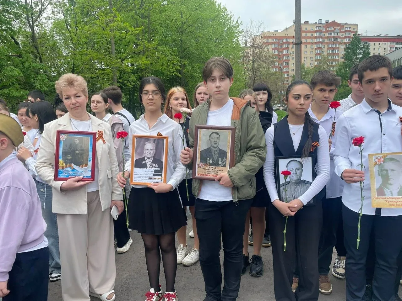 Бессмертный полк» — живая связь поколений. Сегодня 08 мая 2026 года на территории нашей школы прошла
