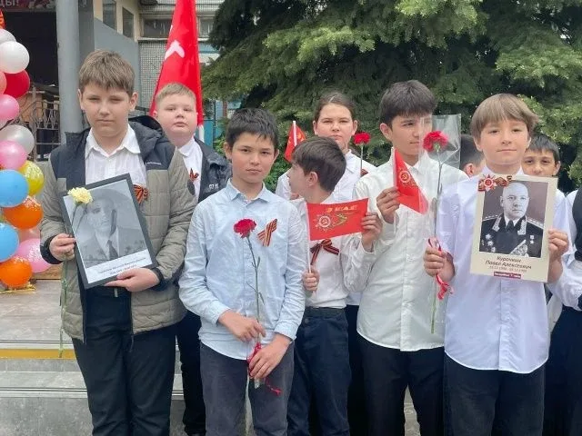 Бессмертный полк» — живая связь поколений. Сегодня 08 мая 2026 года на территории нашей школы прошла