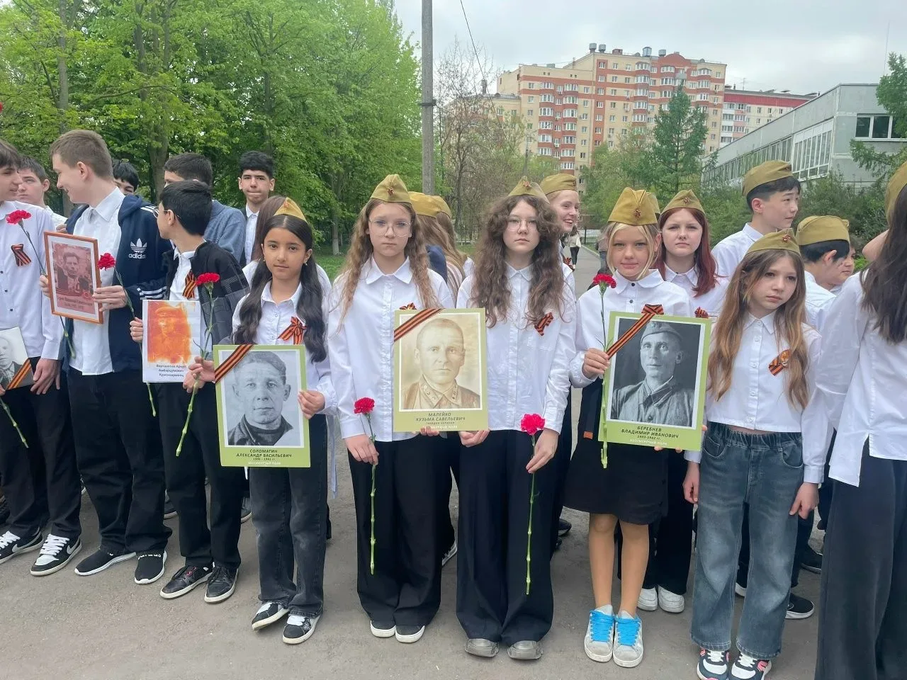 Бессмертный полк» — живая связь поколений. Сегодня 08 мая 2026 года на территории нашей школы прошла