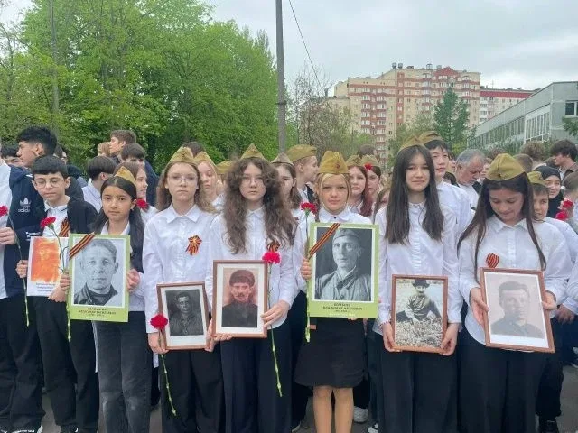 Бессмертный полк» — живая связь поколений. Сегодня 08 мая 2026 года на территории нашей школы прошла
