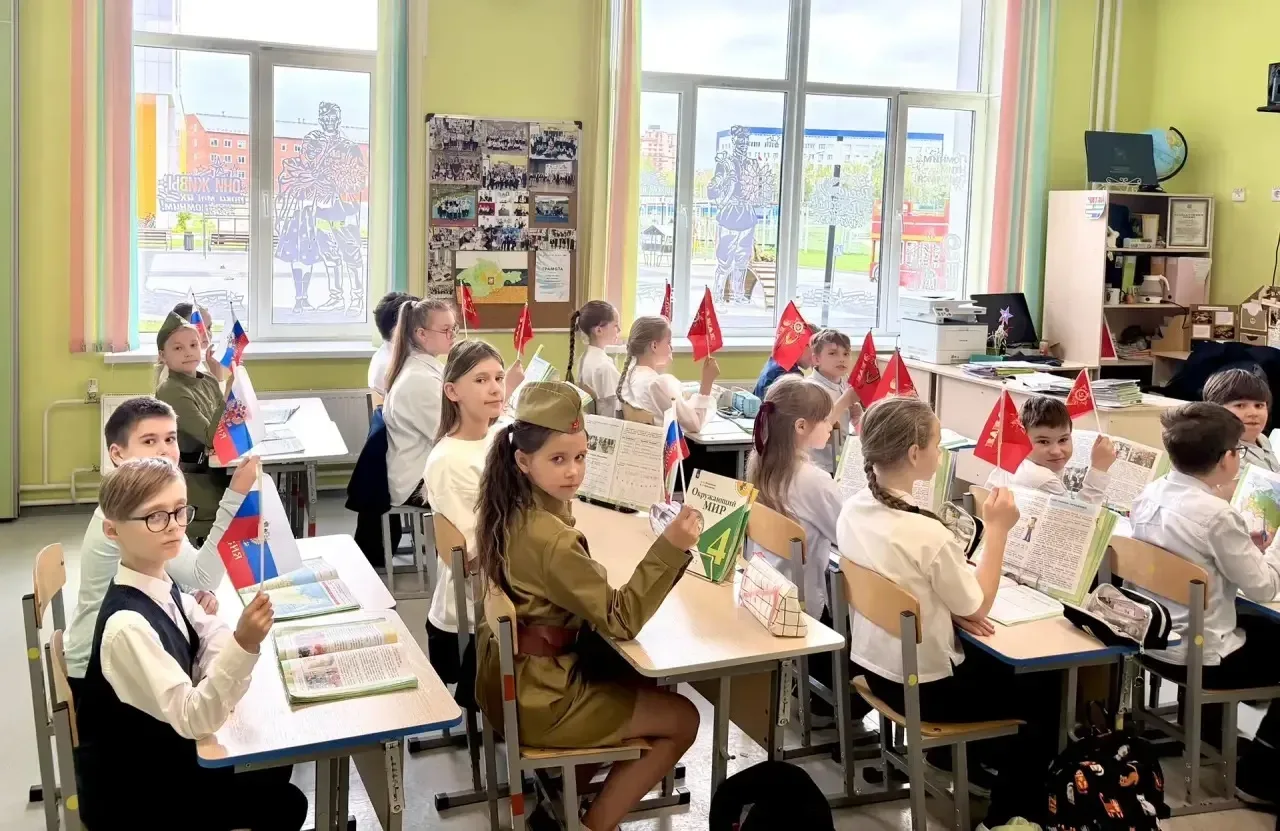 🪅 **В нашей школе состоялась акция «Окна Победы»!** 🪅  Ученики, родители и учителя вместе украсили о