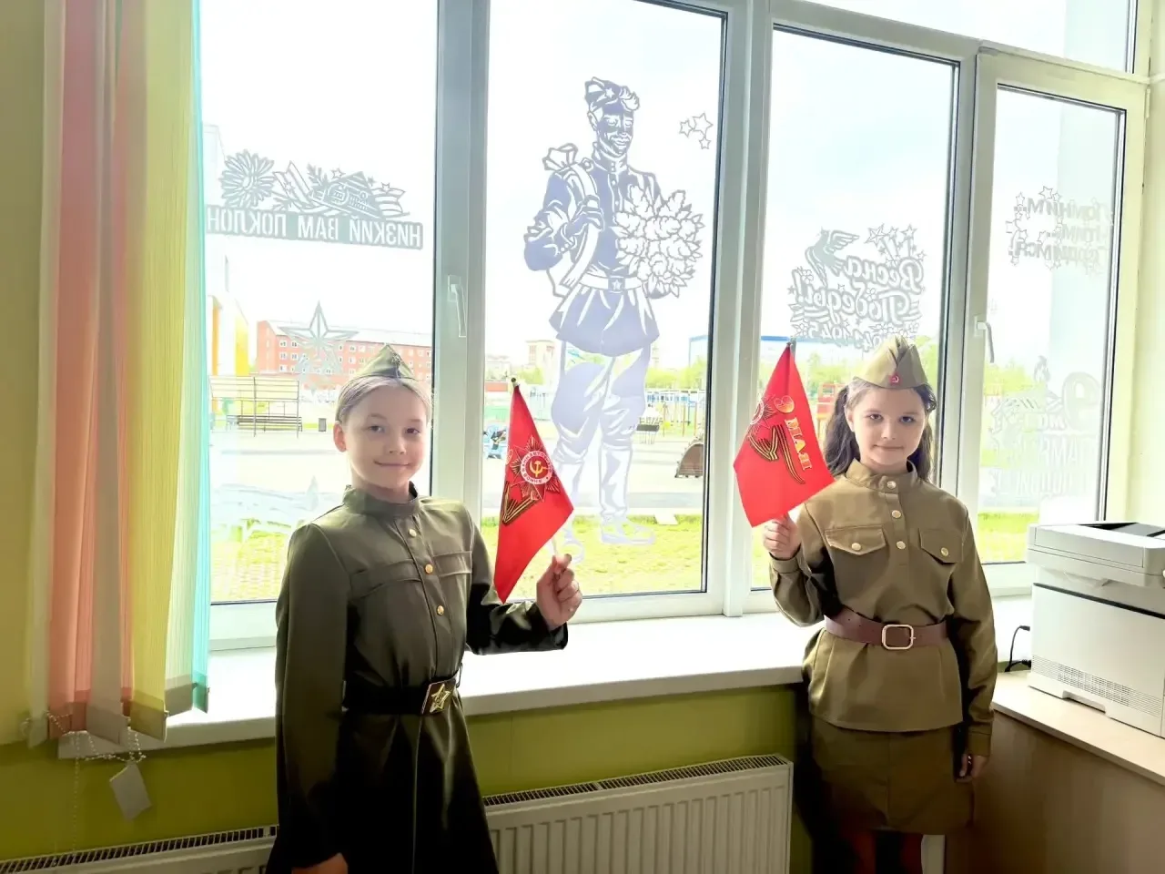 🪅 **В нашей школе состоялась акция «Окна Победы»!** 🪅  Ученики, родители и учителя вместе украсили о