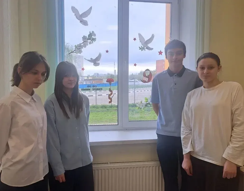 🪅 **В нашей школе состоялась акция «Окна Победы»!** 🪅  Ученики, родители и учителя вместе украсили о