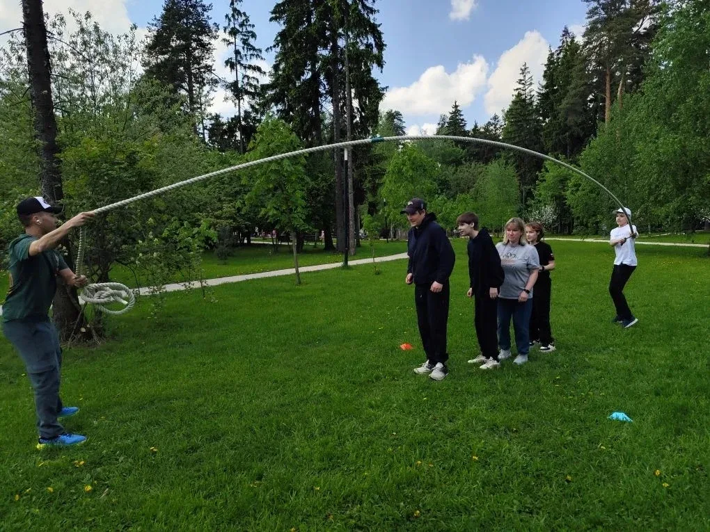 🚀 "Семейная Зарница" в Пестовском парке: проверили сплочённость и смекалку!  👨‍👩‍👧‍👦 В состязаниях п