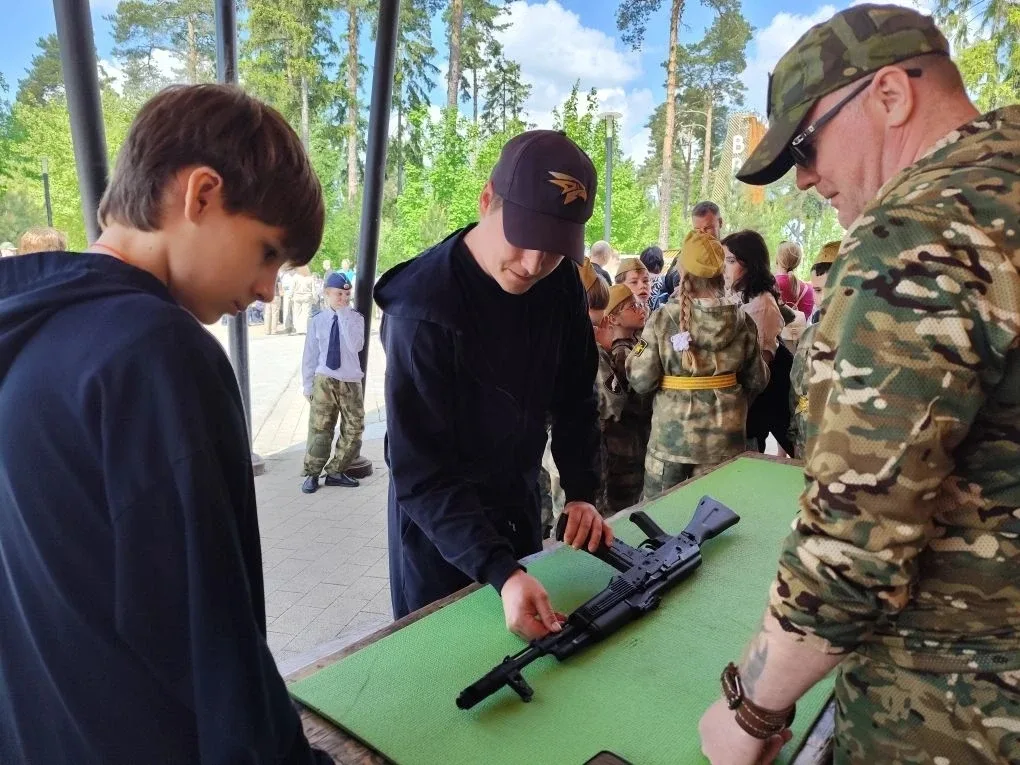 🚀 "Семейная Зарница" в Пестовском парке: проверили сплочённость и смекалку!  👨‍👩‍👧‍👦 В состязаниях п