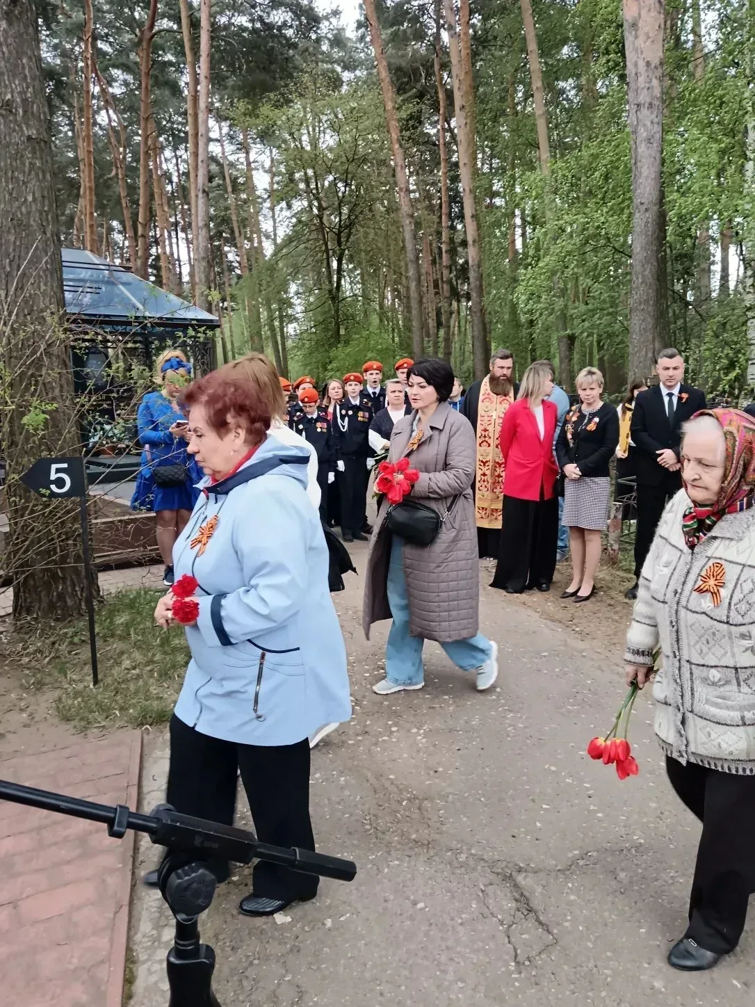 В преддверии праздника Великой Победы  воспитанники старшей и подготовительной к школе группы  МБОУ 