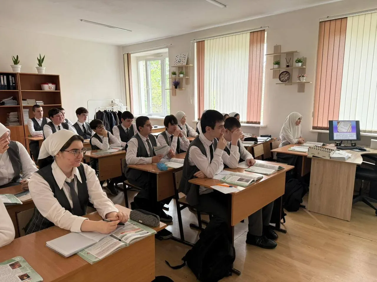 В МБОУ "СОШ № 47" г. Грозного прошел урок мужества, посвященный героям нашего времени — лауреатам ин