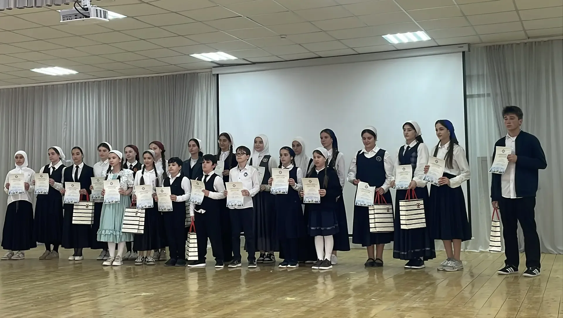 🌟 Поздравляем наших талантливых учениц с успешным участием в конкурсе чтецов! 🌟  Мы гордимся тем, чт