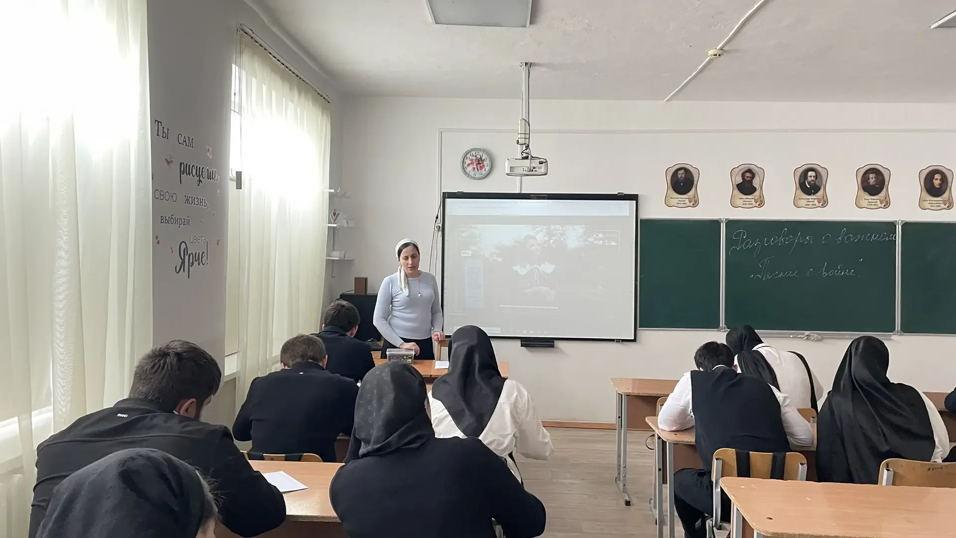 Сегодня в школе прошёл очередной урок из цикла «Разговоры о важном». Тема занятия — «Песни о войне. 