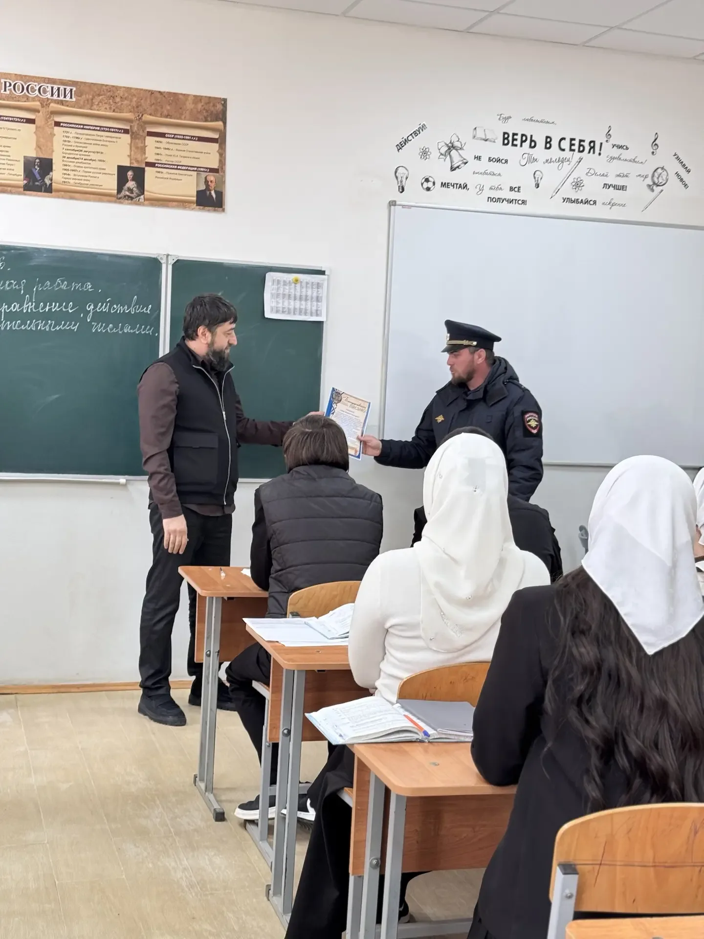 Директор вручил благодарственное письмо сотруднику подразделения по делам несовершеннолетних — Саидо