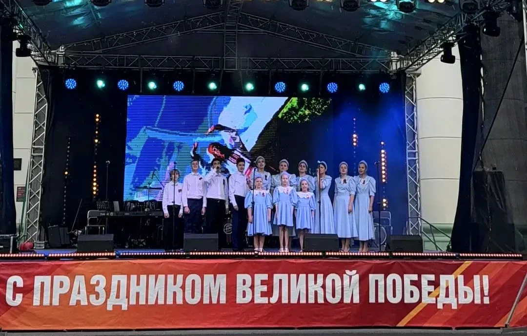 Хор «Поющие сердца» на главной площади Ступино в честь 81-й годовщины Великой Победы 🇷🇺✨ 9 мая — дат