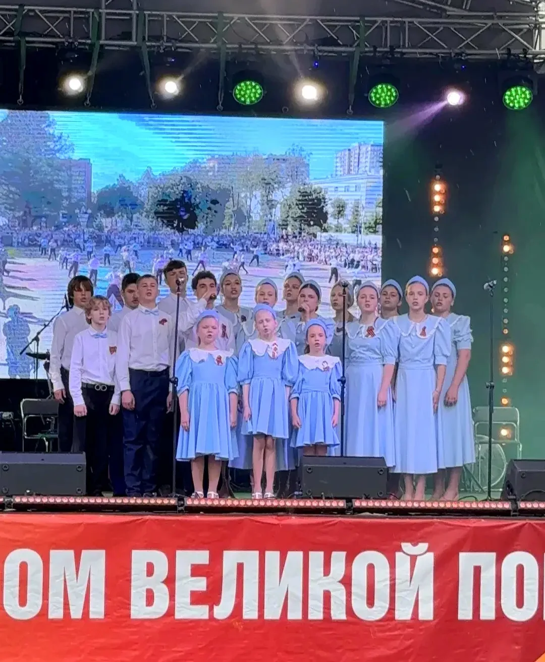 Хор «Поющие сердца» на главной площади Ступино в честь 81-й годовщины Великой Победы 🇷🇺✨ 9 мая — дат