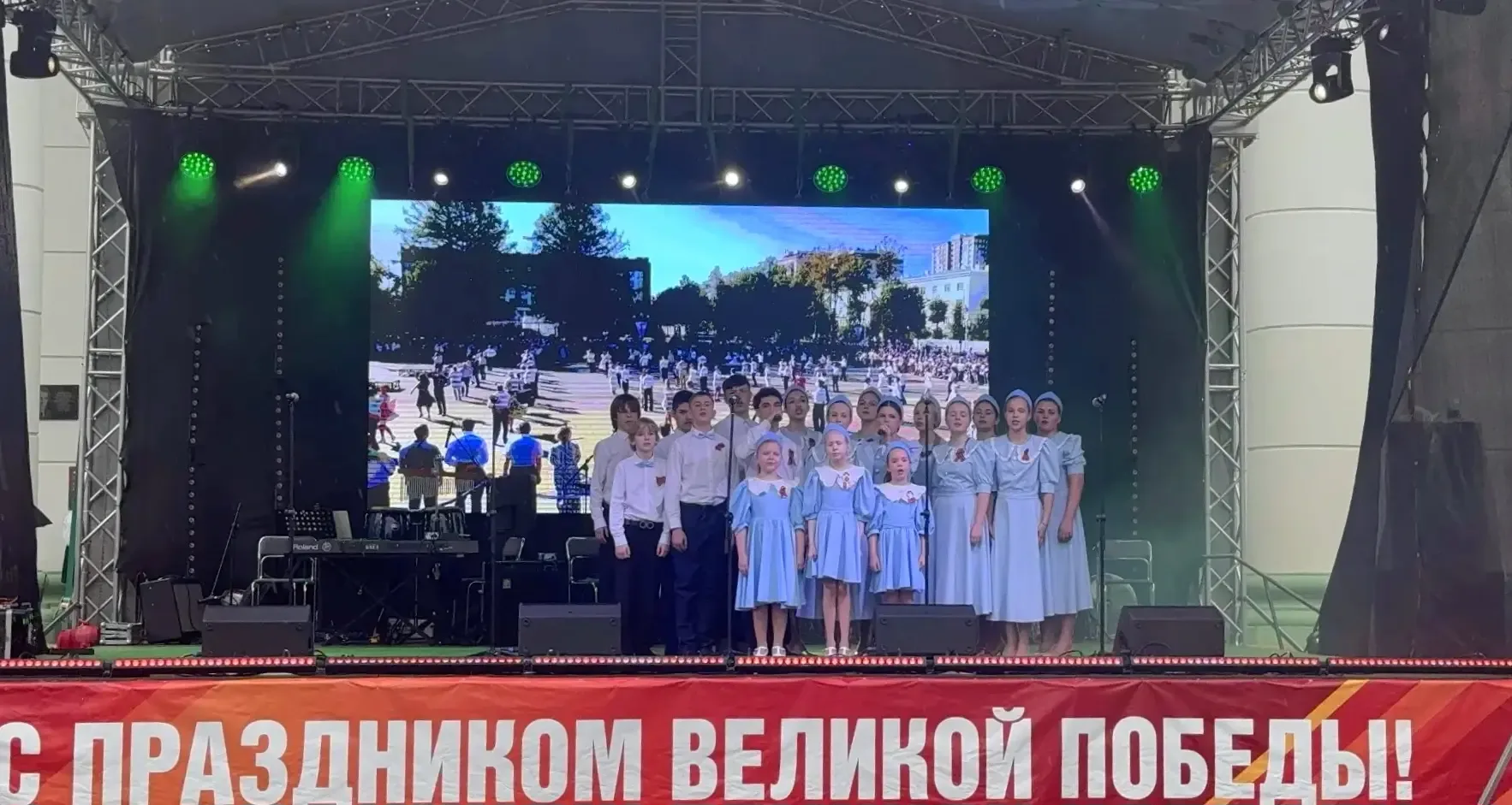 Хор «Поющие сердца» на главной площади Ступино в честь 81-й годовщины Великой Победы 🇷🇺✨ 9 мая — дат