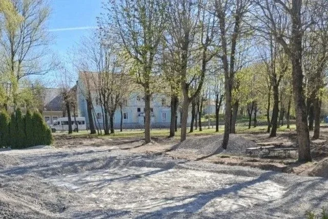 🚧В Нестерове началась работа по благоустройству «молодежного» сквера.  Сквер «Молодёжный» располагае