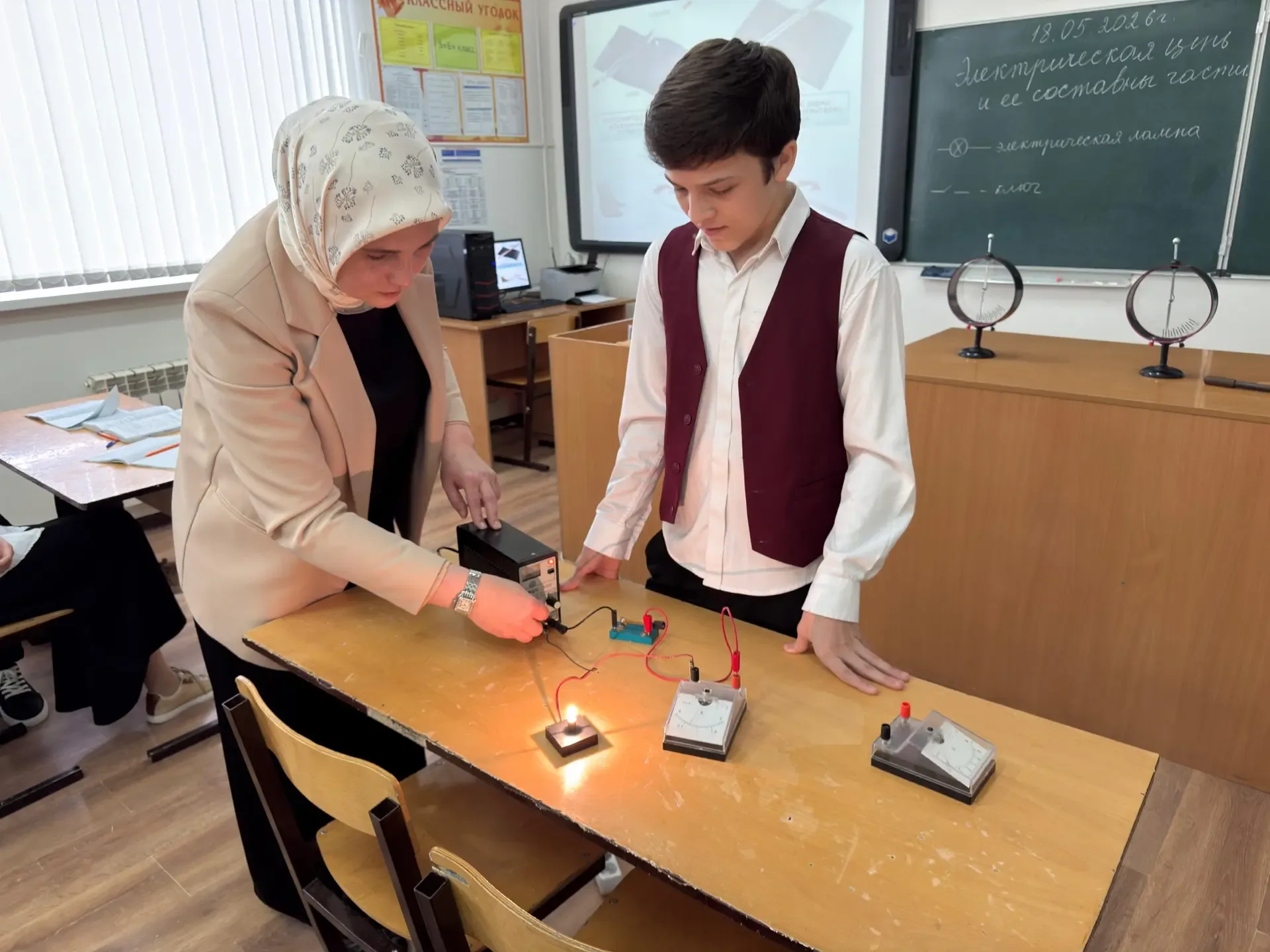 В МБОУ «СОШ № 4 с. Алхан-Юрт» прошел увлекательный урок физики вместе с учителем физики Иразовой Хед