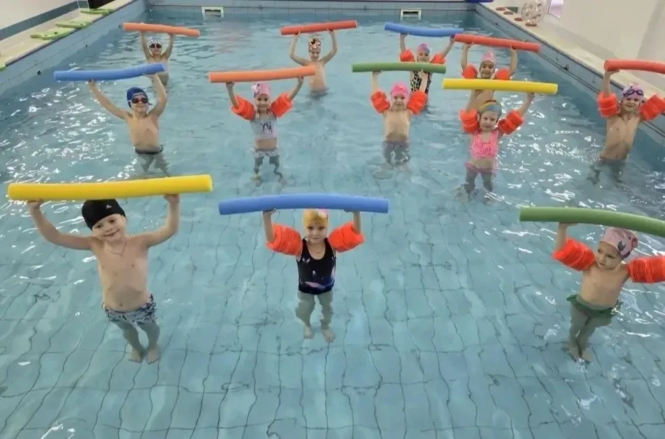 🏊‍♂️ Брызги радости и рекорды здоровья: как прошли «Веселые старты» в бассейне!  В честь Дня здоровь