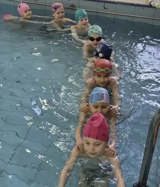 🏊‍♂️ Брызги радости и рекорды здоровья: как прошли «Веселые старты» в бассейне!  В честь Дня здоровь