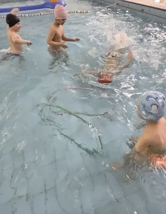 🏊‍♂️ Брызги радости и рекорды здоровья: как прошли «Веселые старты» в бассейне!  В честь Дня здоровь