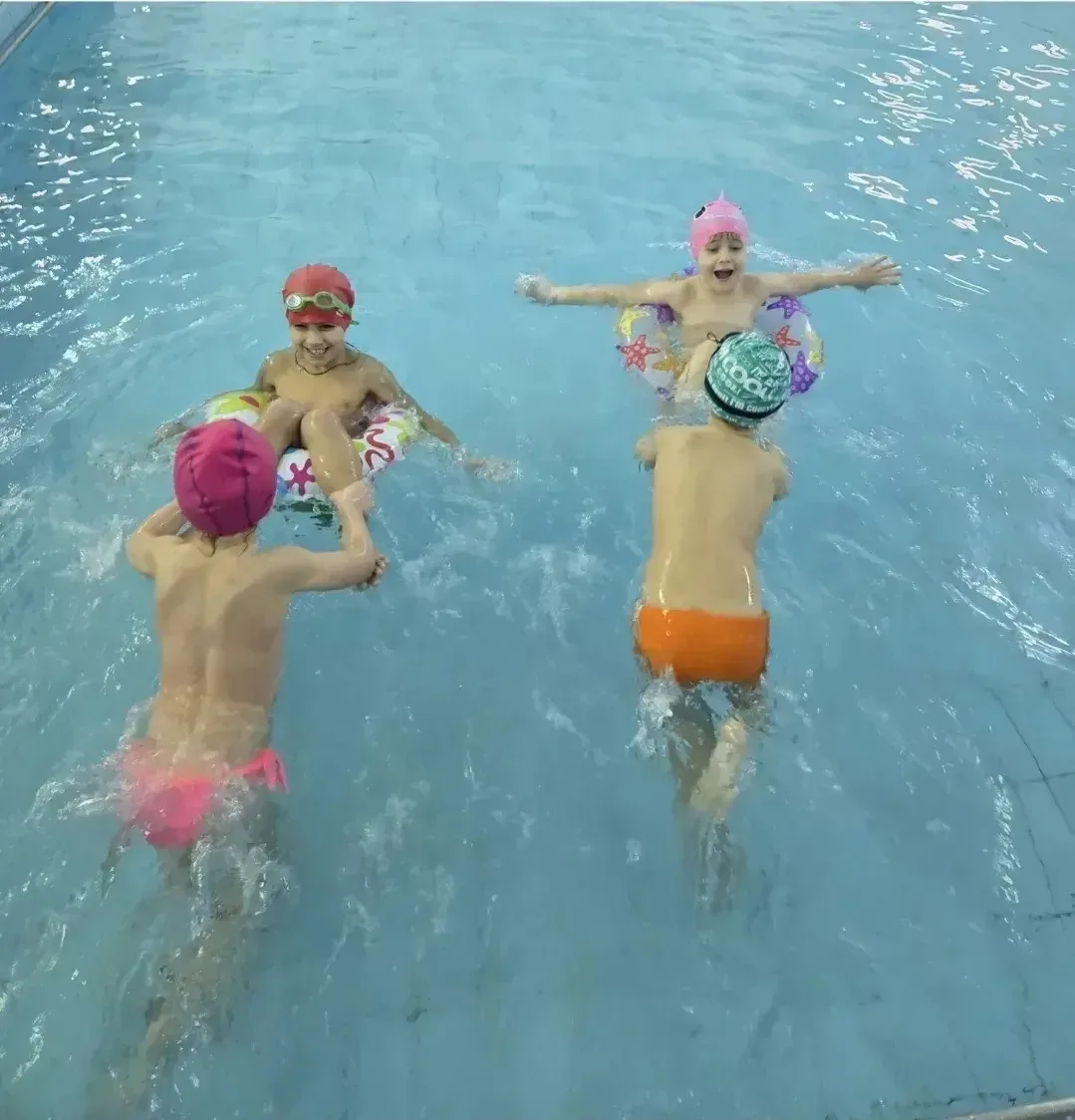 🏊‍♂️ Брызги радости и рекорды здоровья: как прошли «Веселые старты» в бассейне!  В честь Дня здоровь