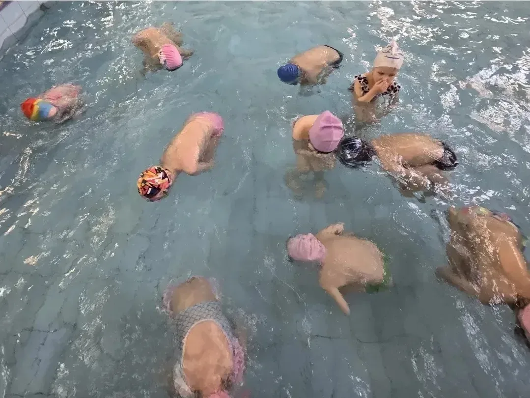 🏊‍♂️ Брызги радости и рекорды здоровья: как прошли «Веселые старты» в бассейне!  В честь Дня здоровь