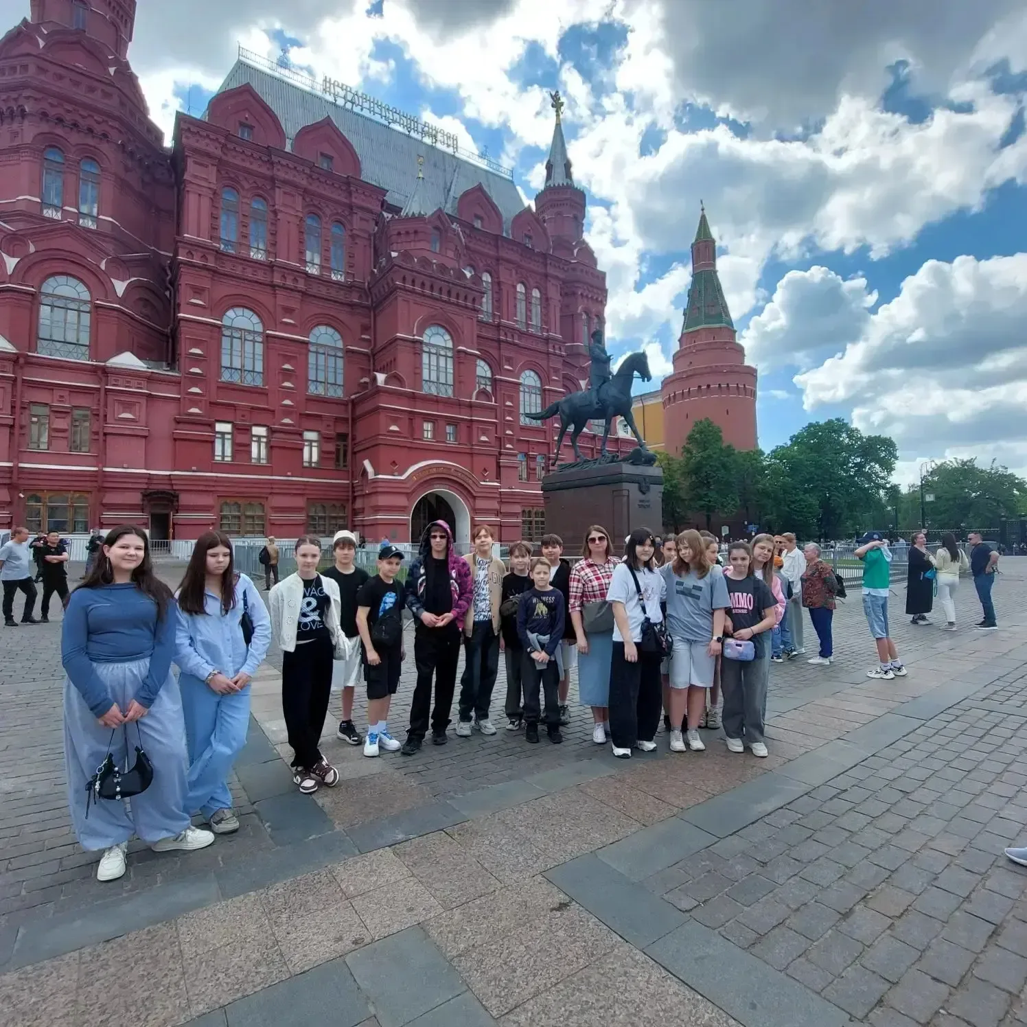 В минувшие выходные 6Г класс был на пешей экскурсии по центру Москвы.   Ребята начали у памятника Ге