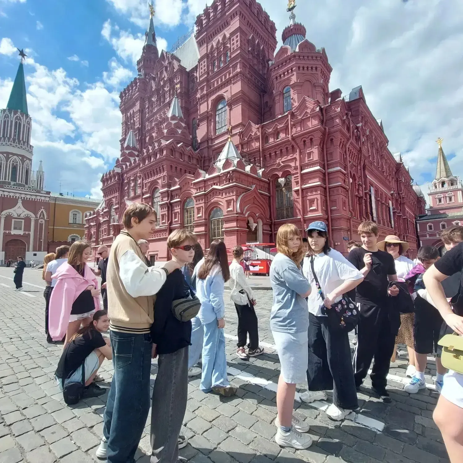 В минувшие выходные 6Г класс был на пешей экскурсии по центру Москвы.   Ребята начали у памятника Ге