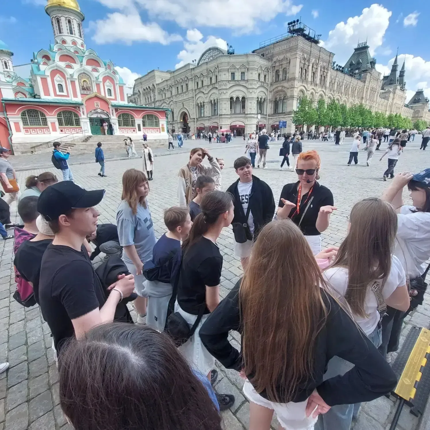 В минувшие выходные 6Г класс был на пешей экскурсии по центру Москвы.   Ребята начали у памятника Ге