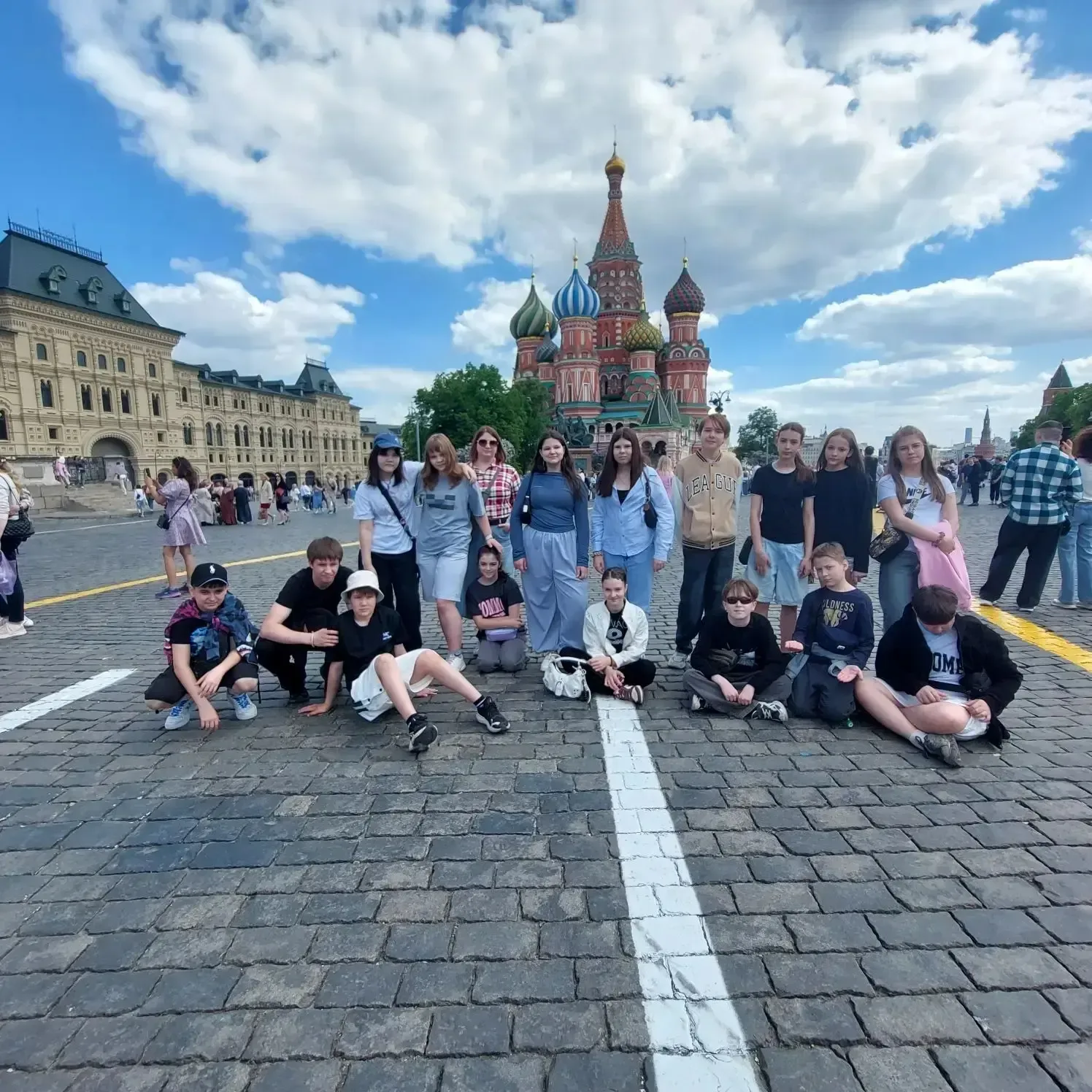 В минувшие выходные 6Г класс был на пешей экскурсии по центру Москвы.   Ребята начали у памятника Ге