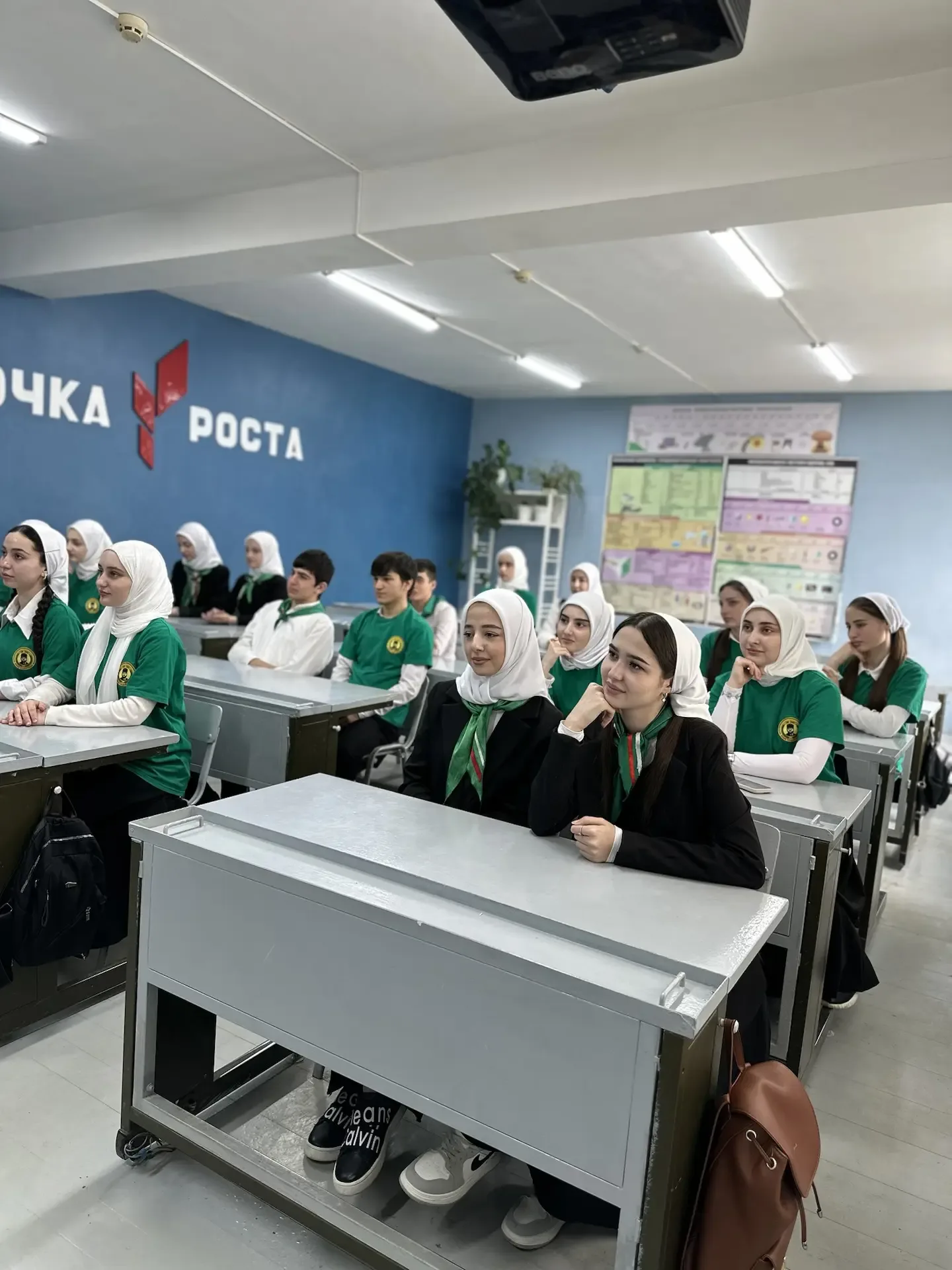 📅 В рамках нацпроекта Молодёжь и дети активисты ЕДЮО "Юные Кадыровцы" провели мероприятие ко Дню Поб