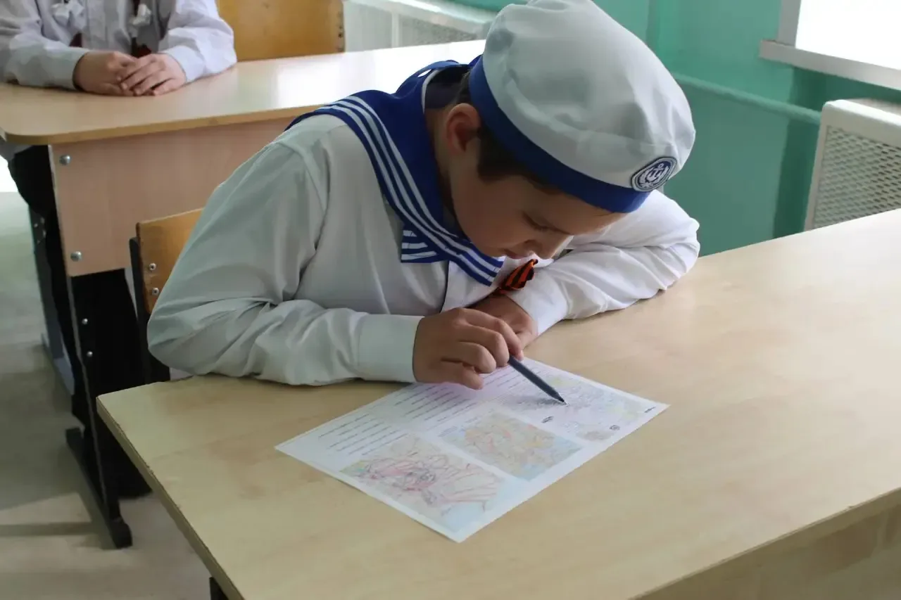 🔥 «Зарница» - помним прошлое, бережем будущее 🔥  В преддверии Дня Победы наша школа превратилась в н