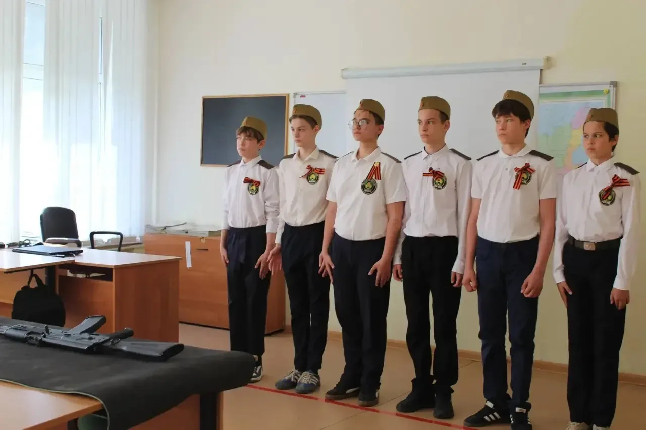 🔥 «Зарница» - помним прошлое, бережем будущее 🔥  В преддверии Дня Победы наша школа превратилась в н