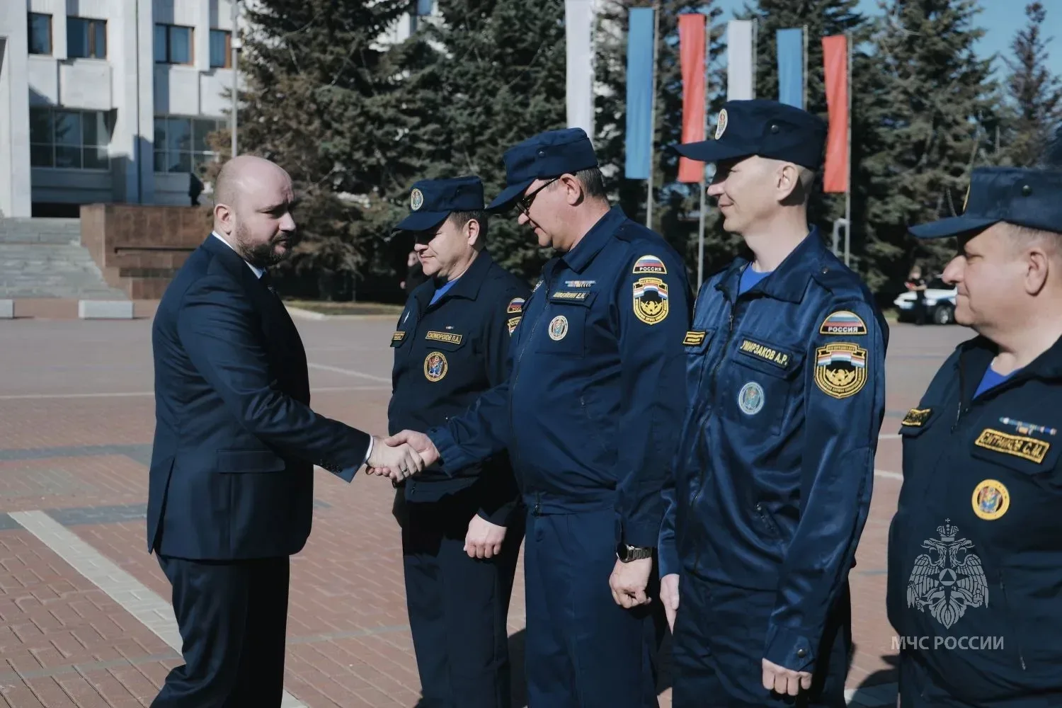 Губернатор Самарской области вручил пожарно-спасательным отрядам ключи от новой техники  🚒 В преддве