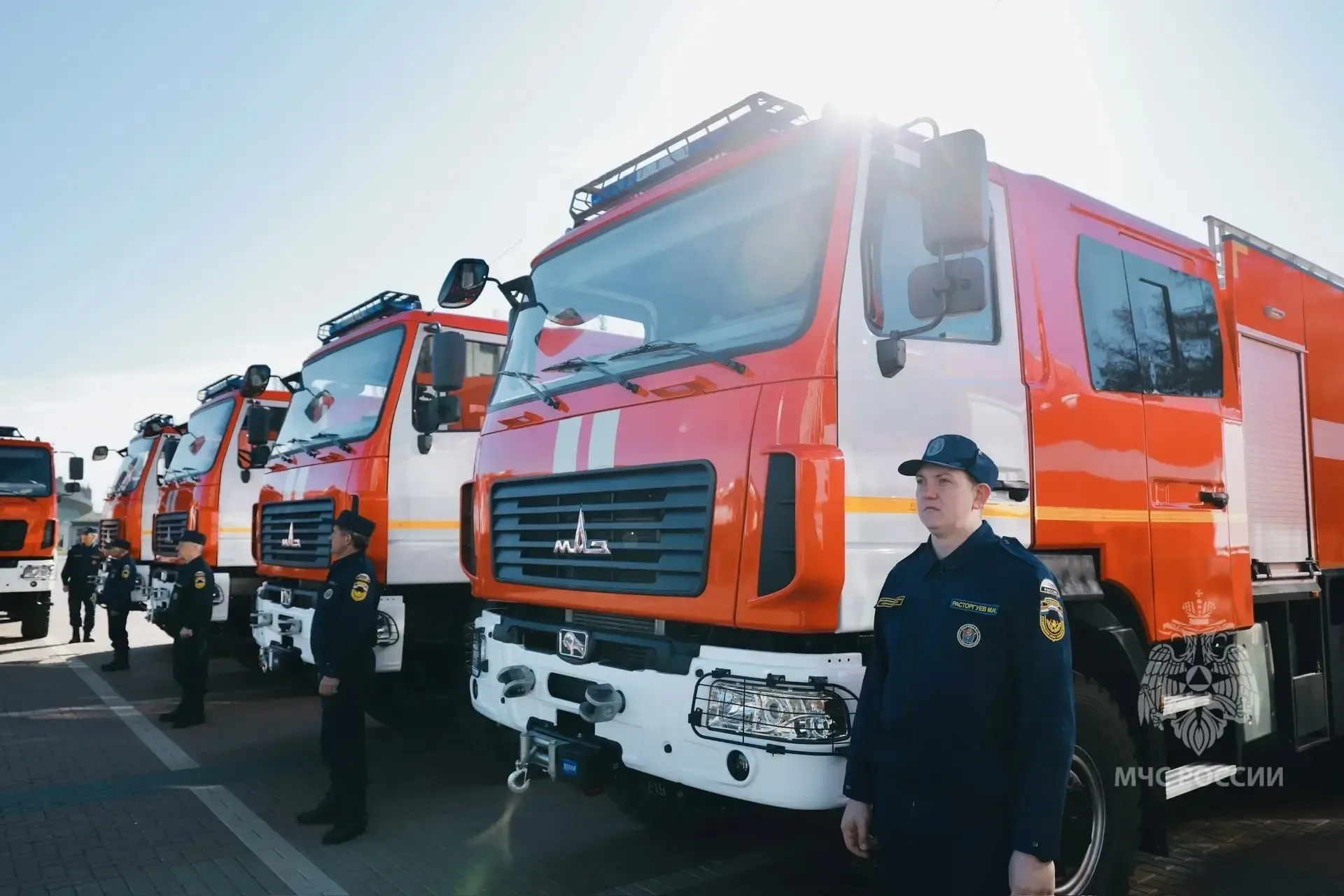 Губернатор Самарской области вручил пожарно-спасательным отрядам ключи от новой техники  🚒 В преддве