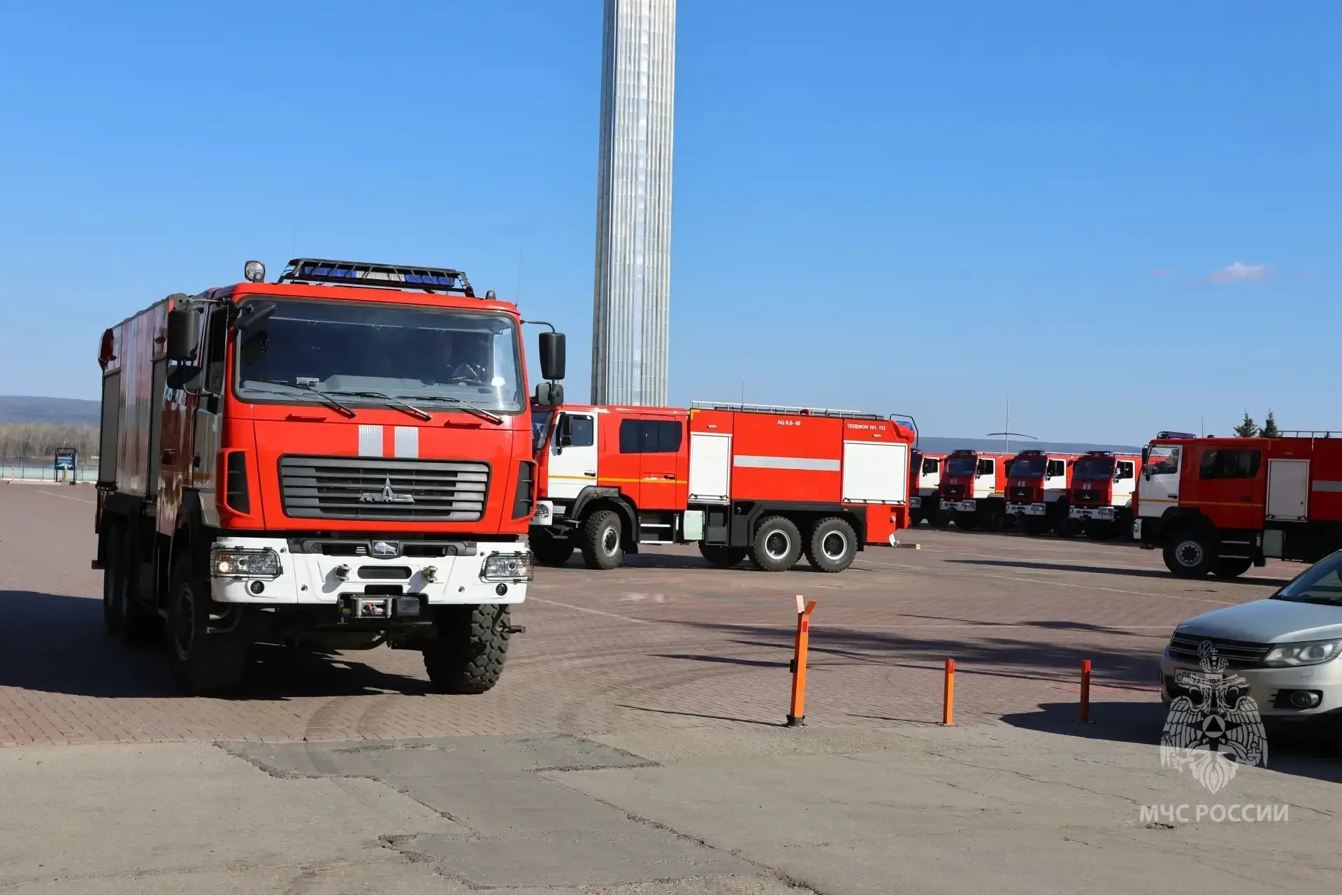 Губернатор Самарской области вручил пожарно-спасательным отрядам ключи от новой техники  🚒 В преддве