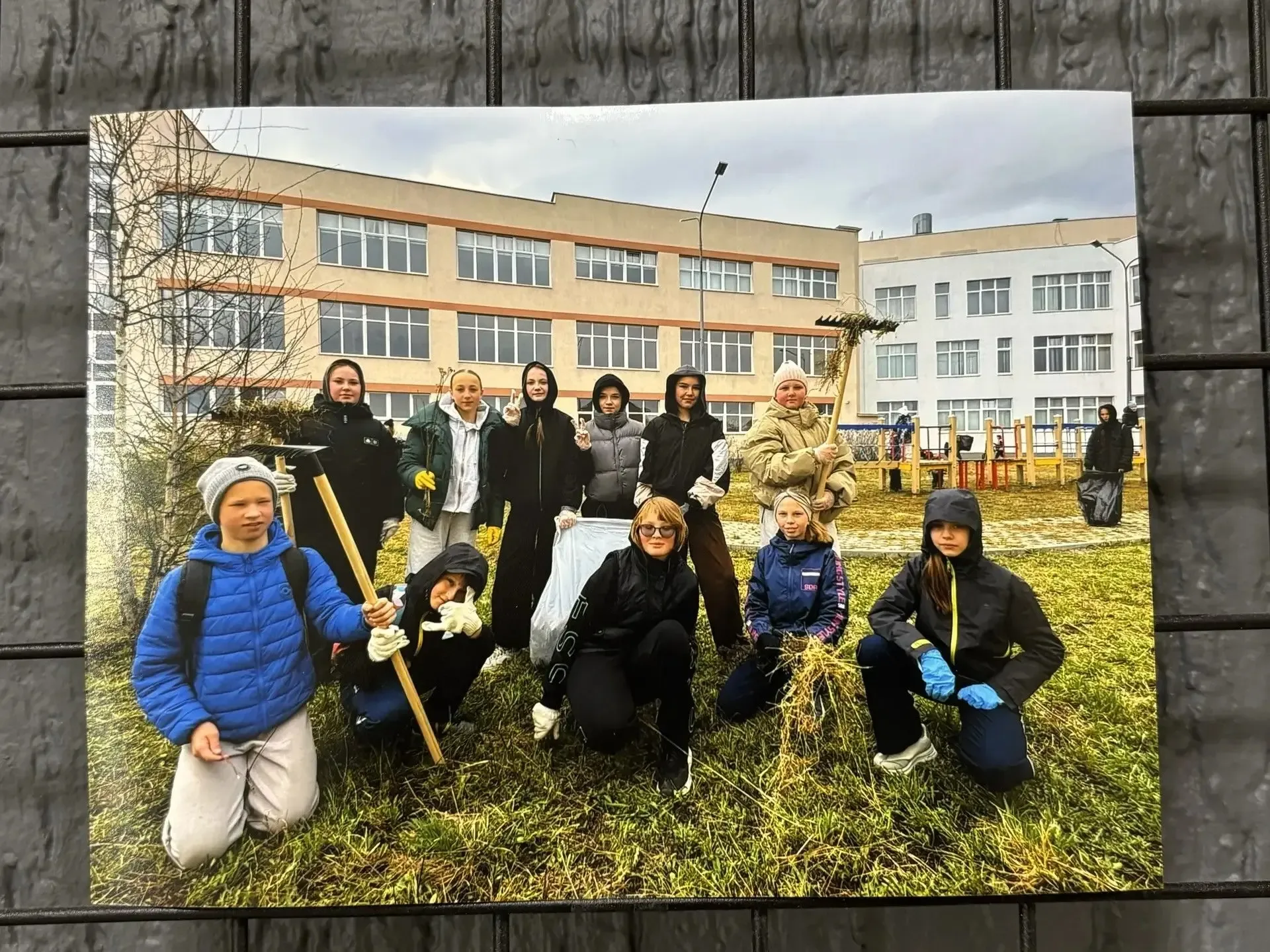 Сердце школы в фотографиях: открылась выставка «Наша школа. Наш район» 📸✨                           